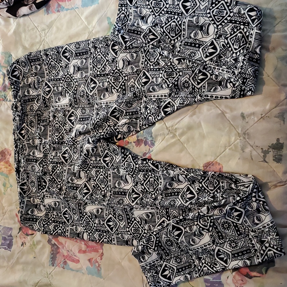 Lularoe tall and curvy black and white print leggings